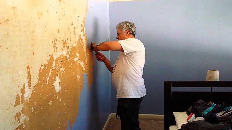 Как очистить стену от краски