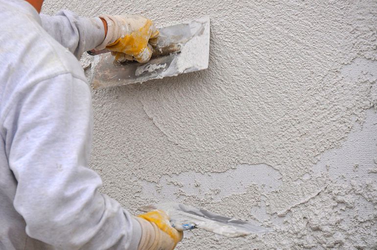 Как штукатурить стены цементным раствором
