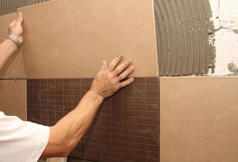 Оштукатуривание стены в ванной для укладки плитки 