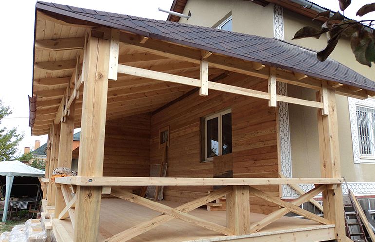 Как правильно пристроить крышу веранды к дому своими руками