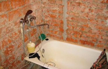 Как и чем выровнять стену в ванной комнате своими руками: пошаговая инструкция, видео