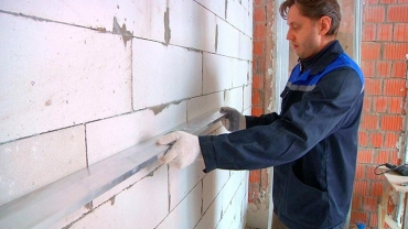 Как и чем поштукатурить стены своими руками: пошаговая инструкция, видео