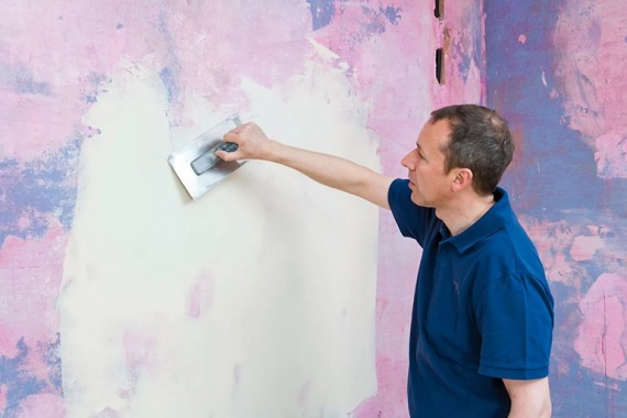 Покраска стен после штукатурки