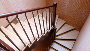 Лестницы с поворотными ступенями своими руками: конструкция, монтаж
