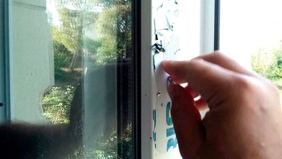 Как удалить защитную старую пленку с пластиковых окон своими руками: пошаговая инструкция, видео