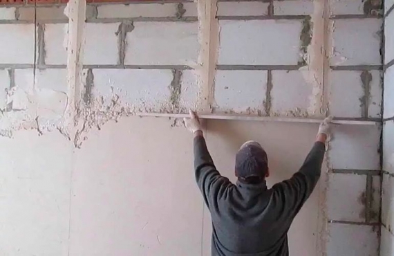 Как штукатурить стены из блоков своими руками видео новичку