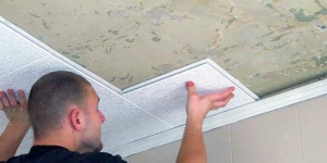 Как клеить плитку на потолок: отделка, оклейка, укладка
