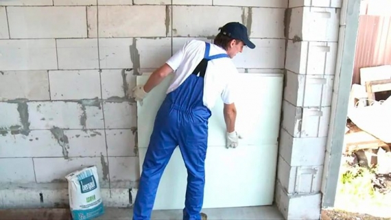 Как оштукатурить стену из пеноблоков снаружи своими руками: пошаговая инструкция, видео