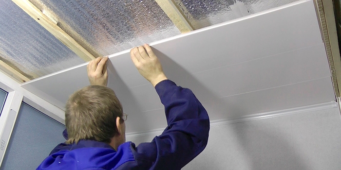 Сделать потолок пластиковыми панелями своими руками: отделка, монтаж, обшивка, установка, обрешетка