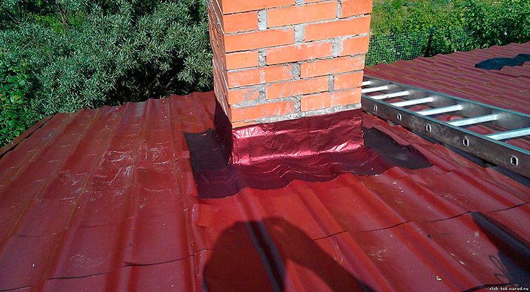 Как сделать односкатную крышу пристройки с защитным фартуком