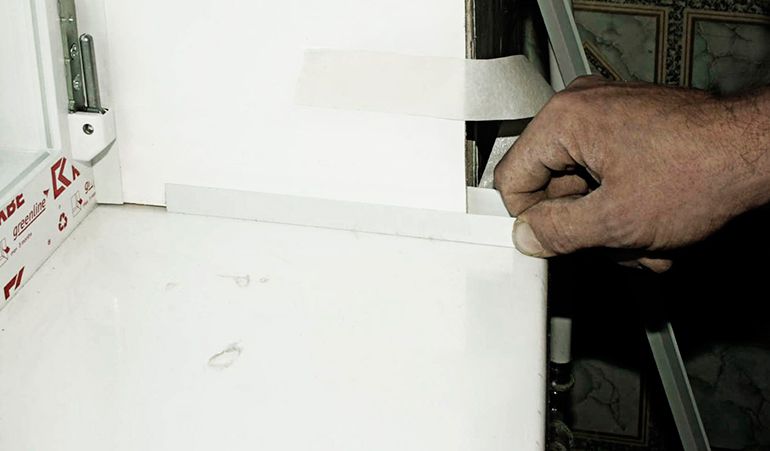 Установка пластиковых откосов со стартовым профилем Установка пластиковых откосов со стартовым профилем