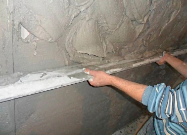 Как правильно штукатурить стены цементной штукатуркой своими руками: пошаговая инструкция, видео