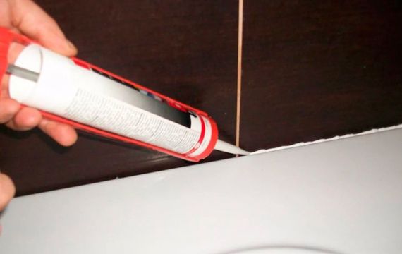 Как и чем заделать стык между ванной и стеной своими руками: пошаговая инструкция, видео