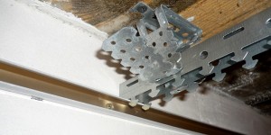 Монтаж реечного алюминиевого потолка своими руками: характеристики, размеры, устройство, как собрать