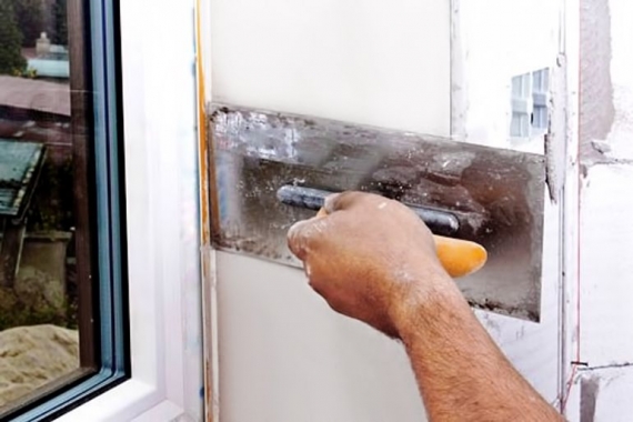 Как правильно оштукатурить откосы на окнах своими руками: пошаговая инструкция, видео