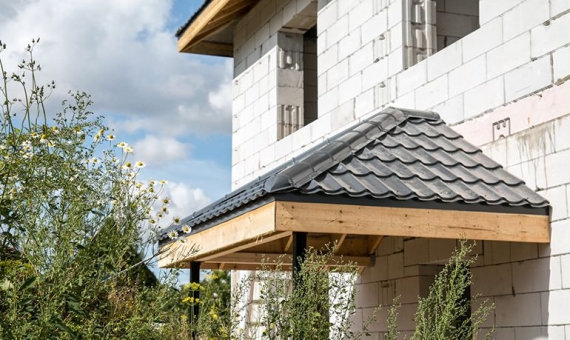 Как сделать крышу над крыльцом частного дома своими руками: пошаговая инструкция, видео